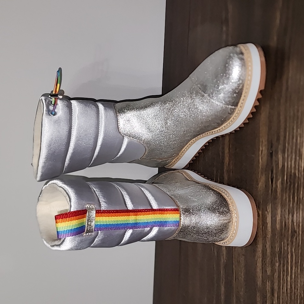 Toms Silver Metallic McKenna snow boots w/ Rainbow Accents Size 11